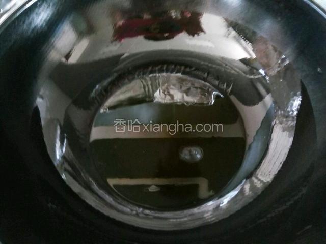 锅内倒入玉米油烧热