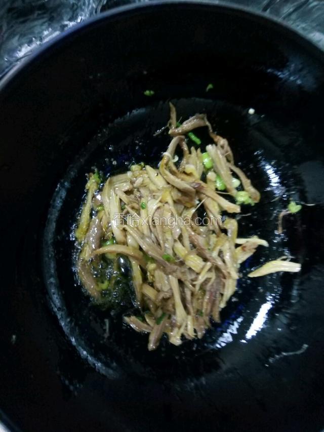倒入鸡丝翻炒，加入少量生抽
