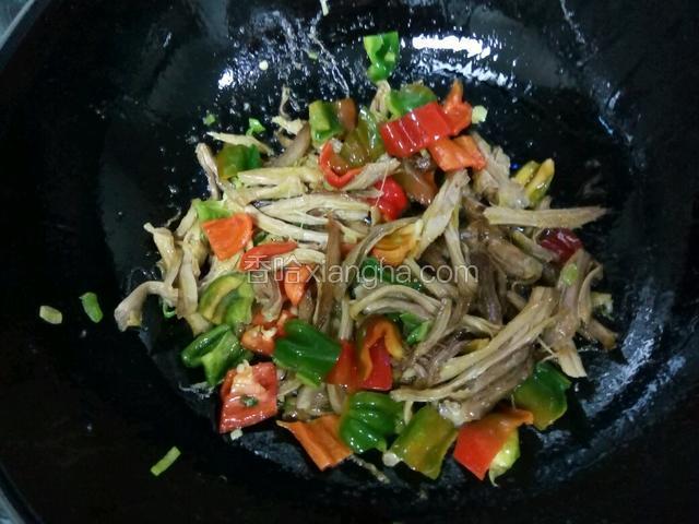 再加入彩椒翻炒，同时加入盐，十八味调料，鸡精，翻炒，要出锅前倒入蚝油翻炒均匀