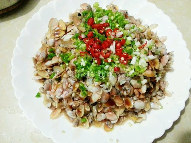 淋上蒸鱼豉油，撒点葱花和红辣椒