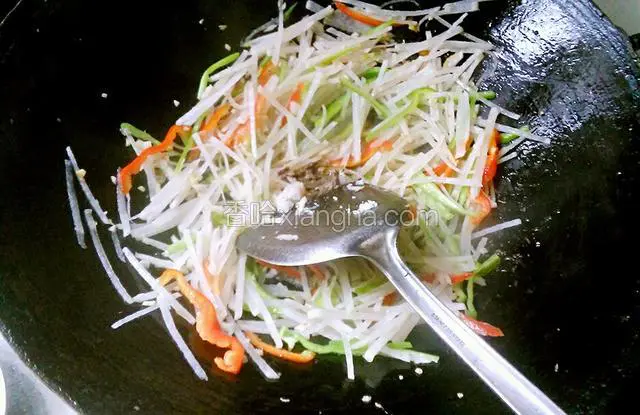 给盐，胡椒粉，炒匀。