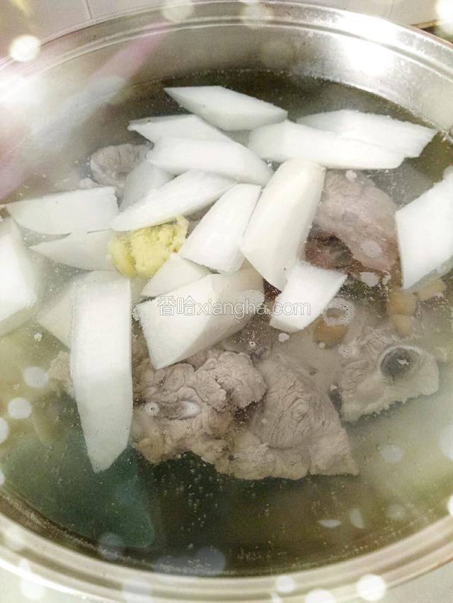 把水烧沸，倒进以上食材，大火煲15分钟，转中火再煲25分钟。