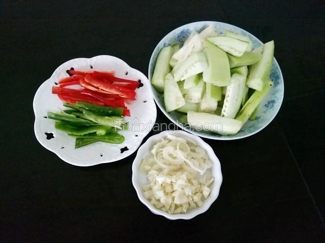 准备食材：茄子洗净切粗条，青红椒洗净切丝，葱蒜切末