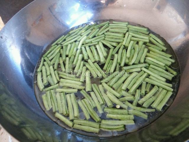 锅里加水放入一勺油！和适量的盐！把豆角煮熟！