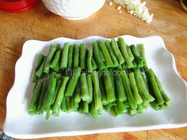 把煮好的豆角摆在盘子里！