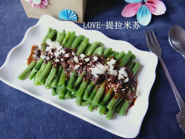 一道简单又好吃的香菇麻酱豆角就做好了！