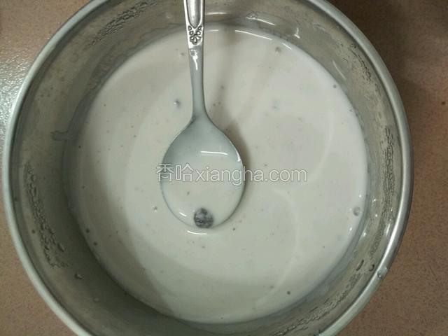再搅拌一下，因为蓝莓都沉底下了