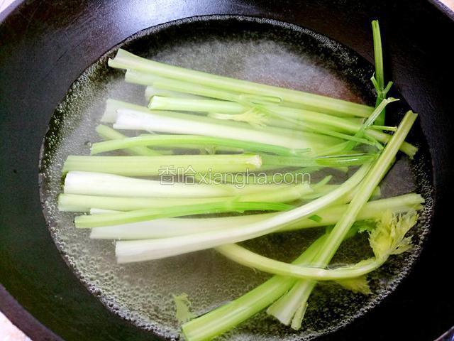 锅中烧开水下芹菜焯制