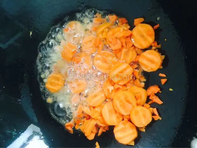 用锅里剩下的油炒胡萝卜，据说，胡萝卜用油炒才能释放出来胡萝卜素