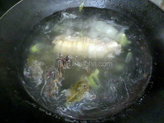 冷水入锅，放鸡腿和料酒煮至水沸腾去除血水。然后再烧水，鸡腿放入，放香叶，八角，花椒，葱片，姜片煮10分钟，再焖10分钟。