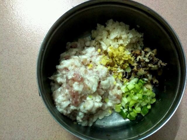 放碗里，加入盐、生抽、耗油、蛋清、生粉搅上劲腌半小时