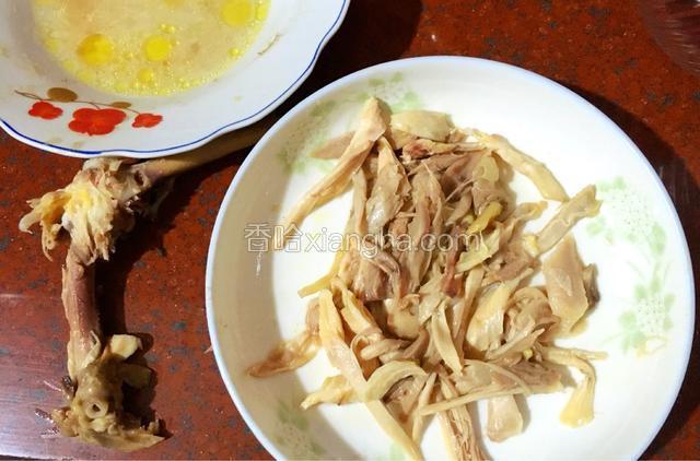 鸡胸肉煮熟后，去掉鸡皮和鸡油，拆成鸡肉丝，用盐焗鸡粉和盐、香油调匀拌鸡丝。有少许鸡汤不要倒掉放入橄榄油、黑醋、柠檬汁、盐调成酱汁