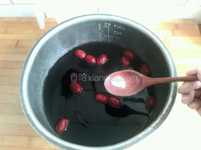 放入少许食用碱，搅拌均匀。