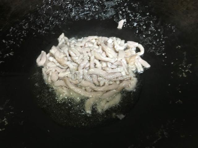 肉丝入锅煸炒至熟；