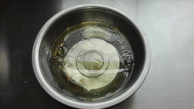 取三百克凉水加入十克玉米油混合