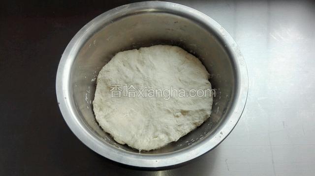再用手和成光滑的面团(水油皮做好了)