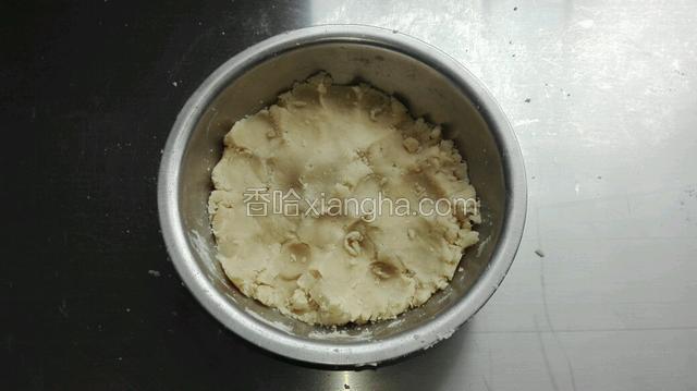 用手和匀成油酥备用