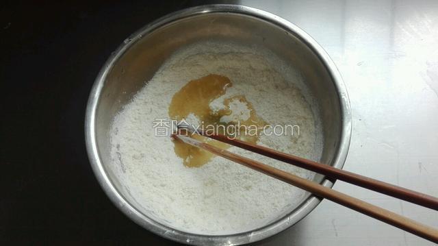 然后加入三十克玉米油