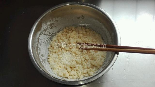 用筷搅拌均匀成糖馅备用