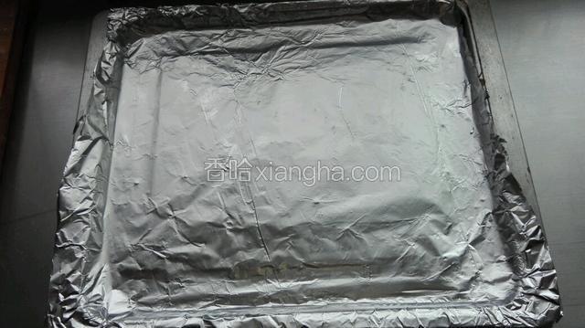 烤盘铺锡纸备用