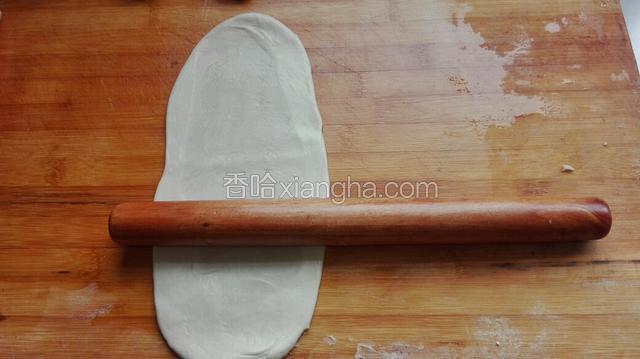 用擀面杖擀成长舌状