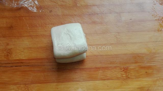 然后像叠被子一样往中间叠一下