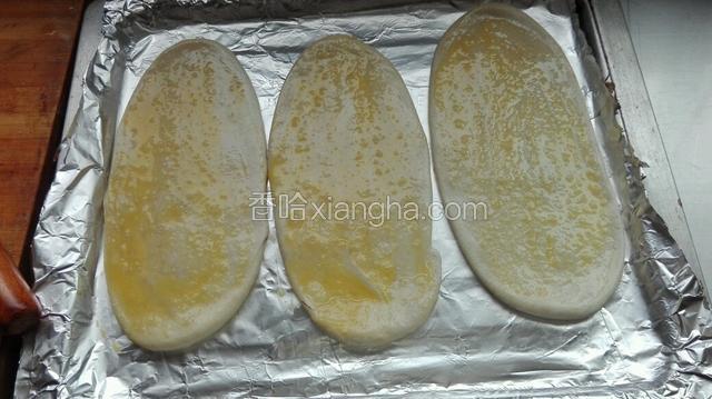 用刷子在饼上均匀刷上一层蛋液