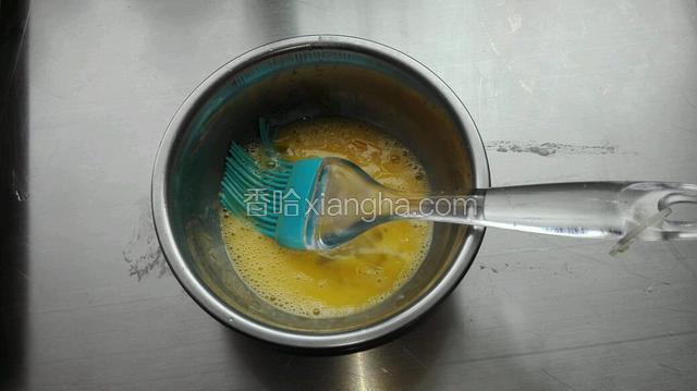 取一个鸡蛋打入碗搅成蛋液