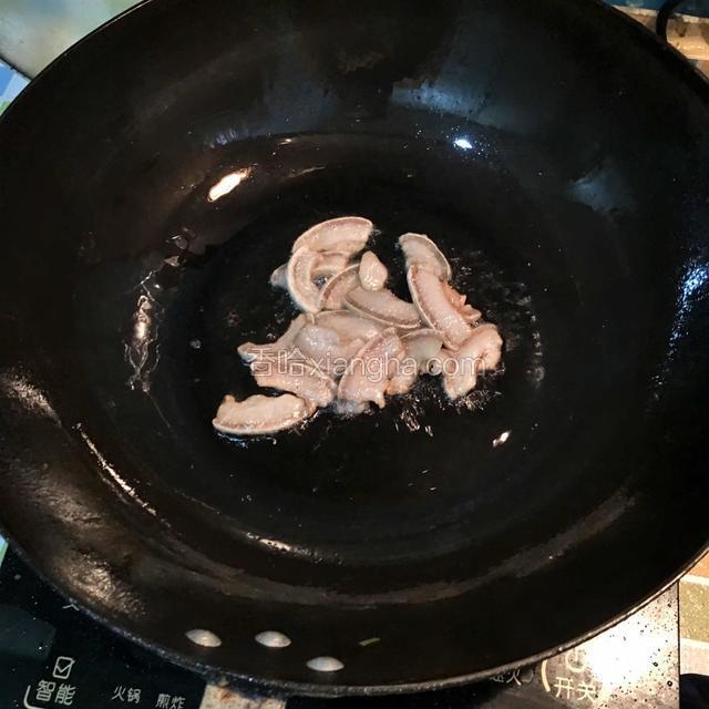 热锅下油，油温七成热先倒入肥肉，小火煸炒，逼出肥肉里的油脂