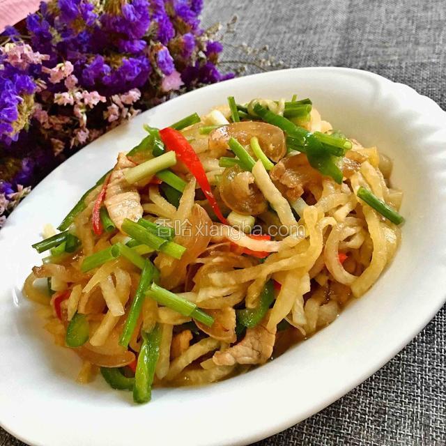 撒上葱段，看着有食欲吧