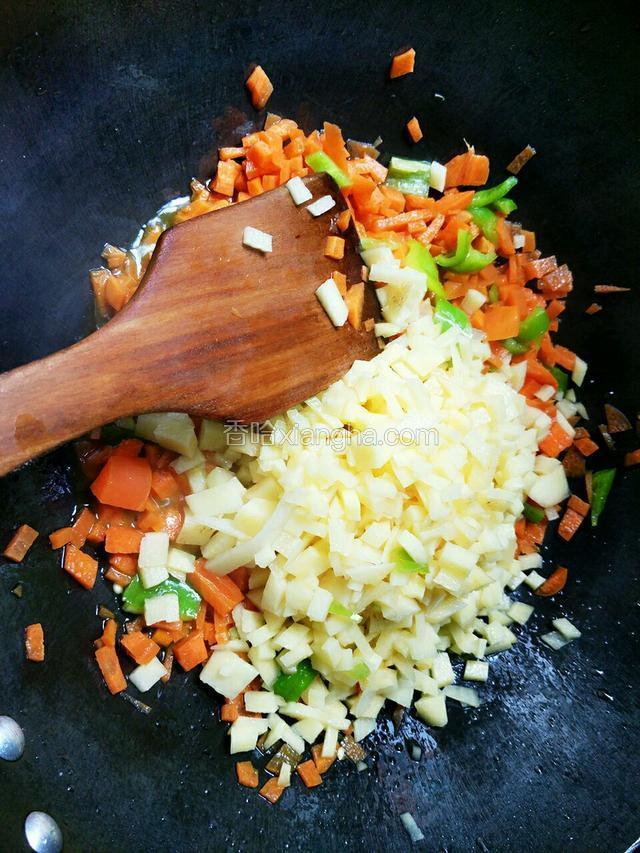 加入土豆继续翻炒五分钟，加入食盐，十三香，酱油，蚝油翻炒均匀即可