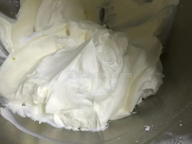 奶油打至尖峰状.在盆下面放冰水.不容易化