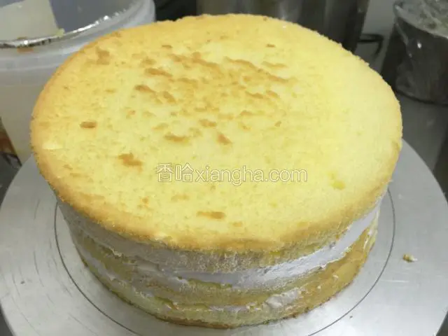 蛋糕片成三片.一层胚子加一层奶油加一层夹心水果
