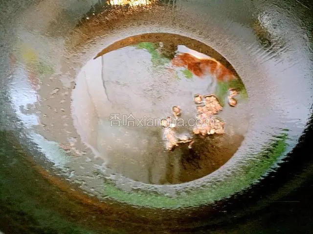 锅中烧油下花椒麻椒粒炸香
