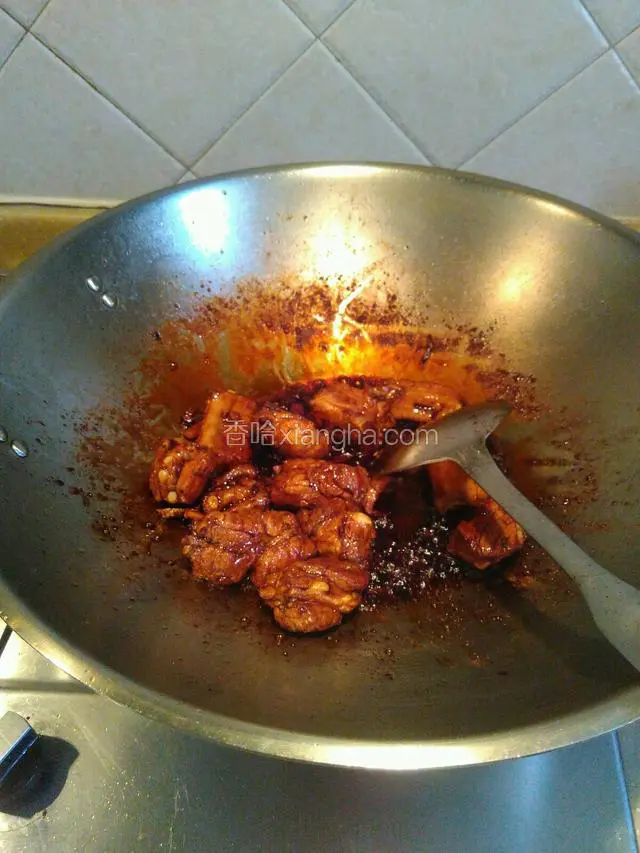 把大蒜，姜，花椒，桂皮，八角，豆腐乳放入翻炒片刻，爆香！把料酒，生抽，老抽放入翻炒，上色！