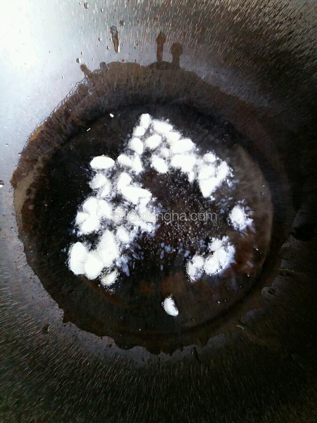 热锅中加入适量的油，倒入大蒜爆出香味儿