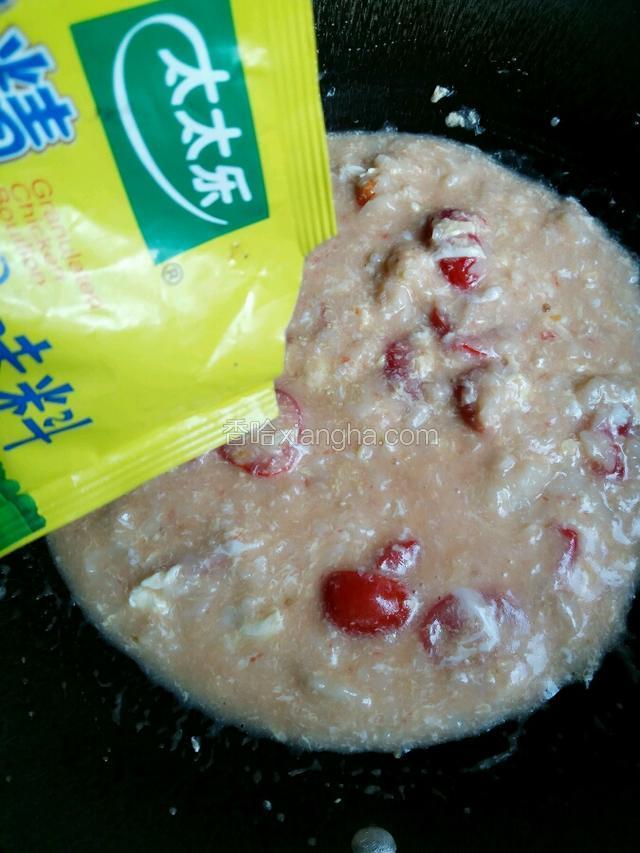 接着加入适量的鸡精调味搅拌均匀即可关火出锅