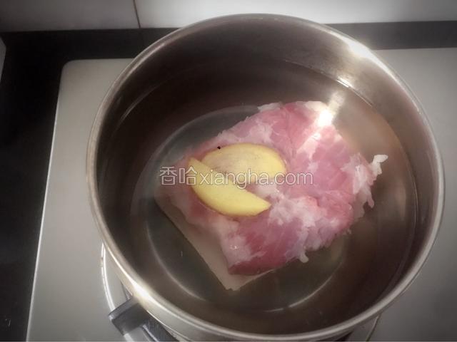 冷水下锅，放入生姜片，焯水