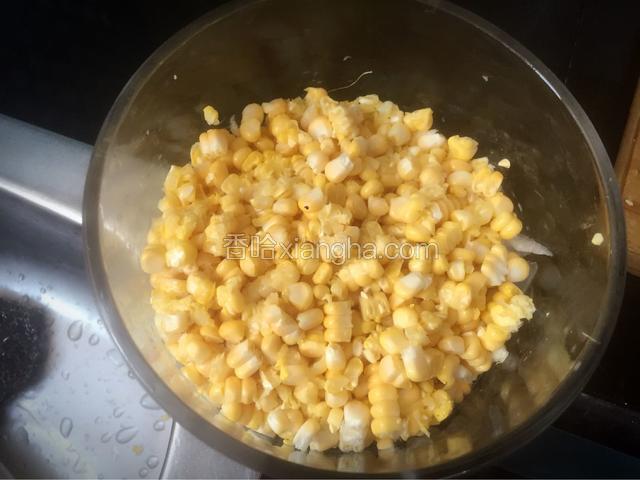 甜玉米洗净，剥成颗粒