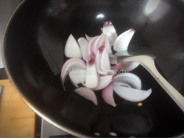 炒锅热油，放入紫洋葱炒出香味，盛出