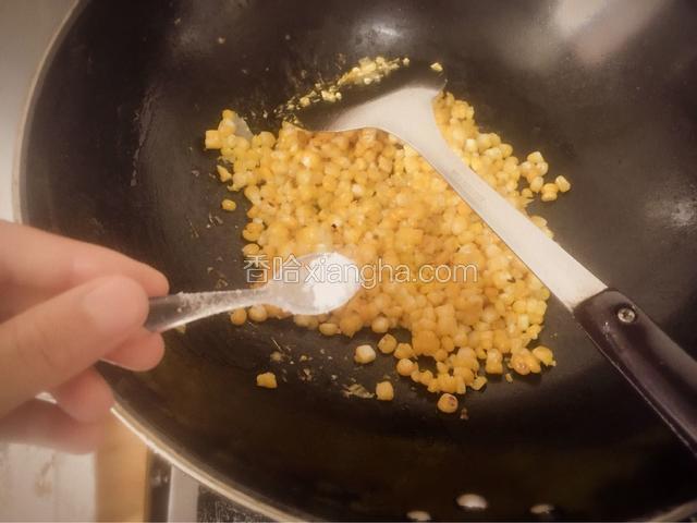 加入盐和咸蛋黄，大火翻炒