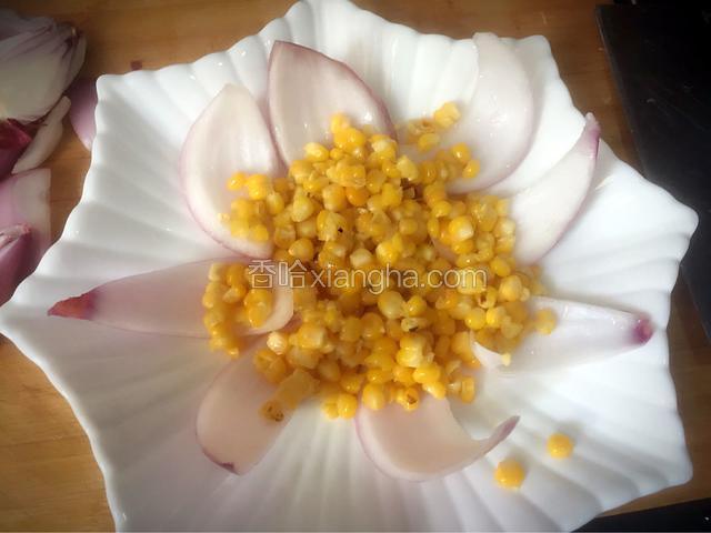 碗底部插上一层洋葱花瓣，铺上玉米粒