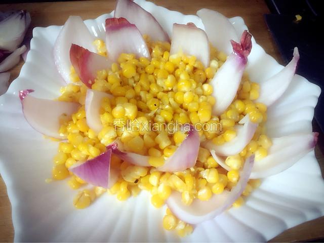 再插上第二层洋葱花瓣，铺上剩余的玉米粒