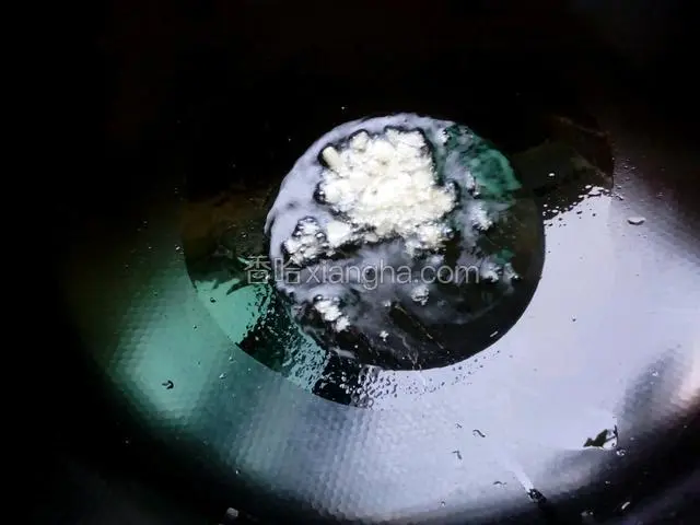 锅内放入适量的油把蒜末炒出香味