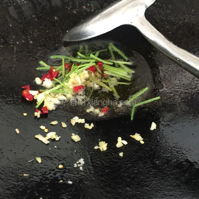 下油，香菜梗，蒜米，姜碎，辣椒干出香