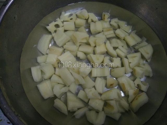 莲藕切丁用清水泡一下