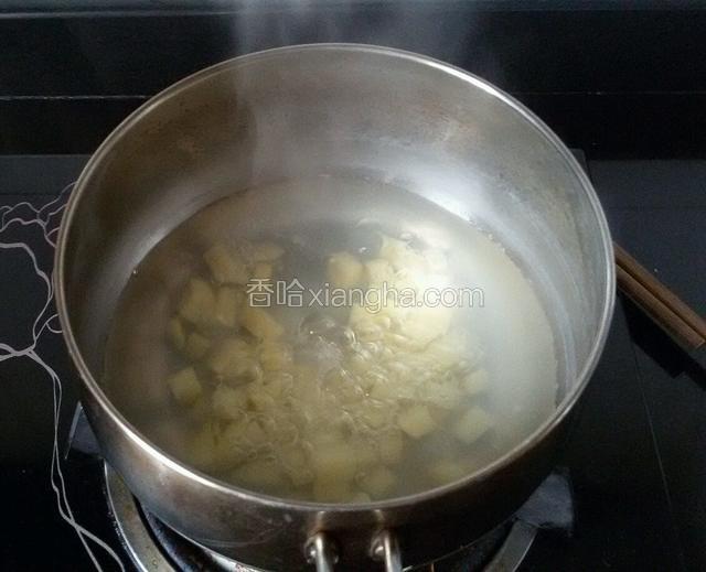 把土豆切丁煮熟盛出过凉备用。