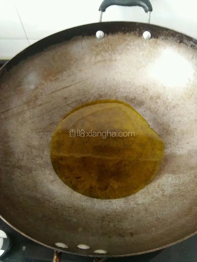 锅烧热，倒入适量油
