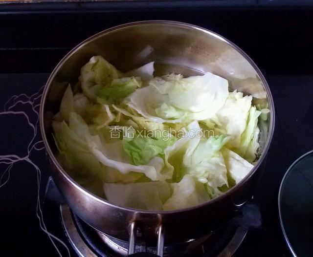 起锅烧开水把卷心菜焯一下，开锅一分钟之内关火。