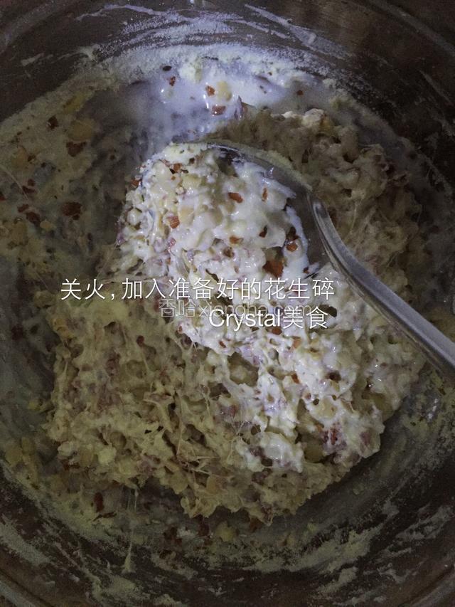 关火，加入花生碎搅拌均匀。